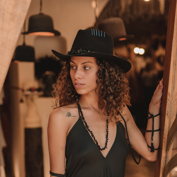 Tuluminati Hats | AMANKAYA II | Sombrero Hecho A Mano Lana Collares Hilo Cuarzo Detalles Bordados Plumas Pavo Real Unisex Hombre Mujer Tulum Mexico Playa Pueblo Magico Moda Elegante Verano Fiesta Diseñador Cowboy Estilo Unico Edicion Limitada Artesanal Mexicana.