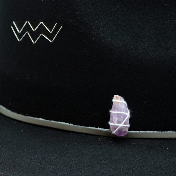 Tuluminati Hats ACUARIO Sombrero Hecho A Mano Lana Plana Detalles Bordados Metalicos Gamuza Cuarzo Blanco Unisex Hombre Mujer Tulum Mexico Playa Pueblo Magico Moda Elegante Verano Fiesta Diseñador Cowboy Estilo Unico Edicion Limitada Artesanal Mexicana.