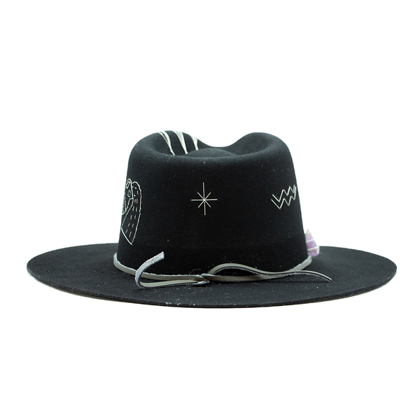 Tuluminati Hats ACUARIO Sombrero Hecho A Mano Lana Plana Detalles Bordados Metalicos Gamuza Cuarzo Blanco Unisex Hombre Mujer Tulum Mexico Playa Pueblo Magico Moda Elegante Verano Fiesta Diseñador Cowboy Estilo Unico Edicion Limitada Artesanal Mexicana.