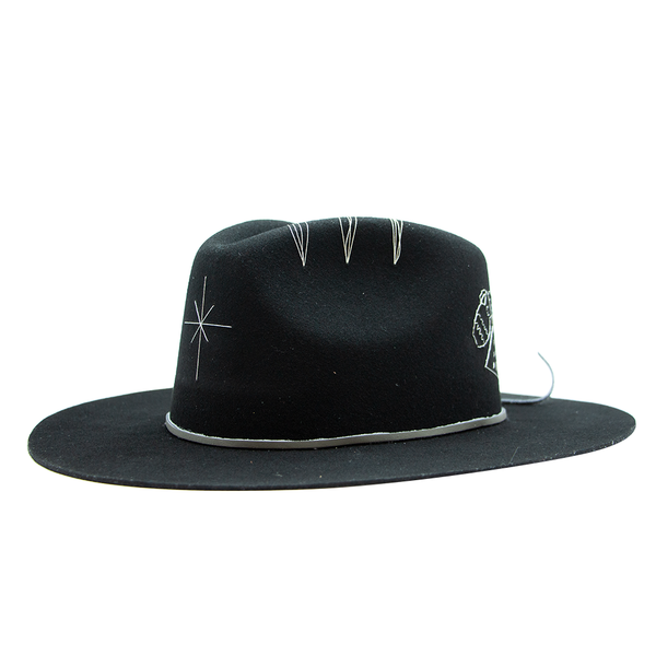 Tuluminati Hats ACUARIO Sombrero Hecho A Mano Lana Plana Detalles Bordados Metalicos Gamuza Cuarzo Blanco Unisex Hombre Mujer Tulum Mexico Playa Pueblo Magico Moda Elegante Verano Fiesta Diseñador Cowboy Estilo Unico Edicion Limitada Artesanal Mexicana.