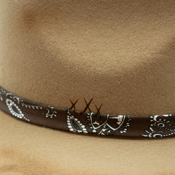 Tuluminati Hats | AKUMAL II | Sombrero Hecho A Mano Lana Plana Detalles Bordados Metalicos Gamuza Unisex Hombre Mujer Tulum Mexico Playa Pueblo Magico Moda Elegante Verano Fiesta Diseñador Cowboy Estilo Unico Edicion Limitada Artesanal Mexicana.