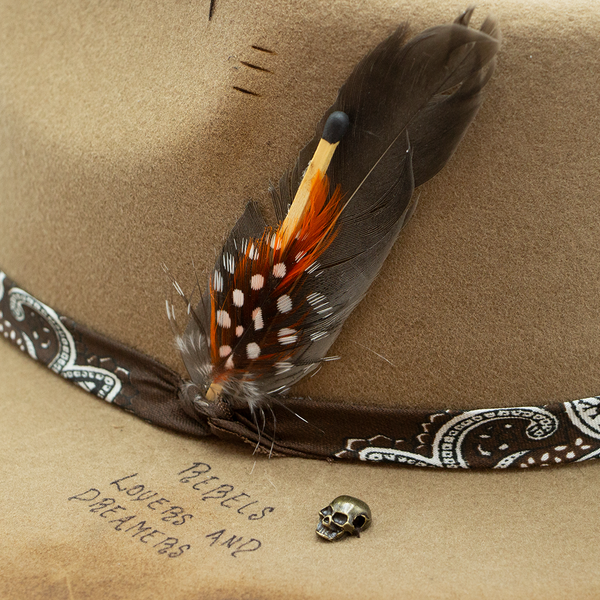 Tuluminati Hats | AKUMAL II | Sombrero Hecho A Mano Lana Plana Detalles Bordados Metalicos Gamuza Unisex Hombre Mujer Tulum Mexico Playa Pueblo Magico Moda Elegante Verano Fiesta Diseñador Cowboy Estilo Unico Edicion Limitada Artesanal Mexicana.