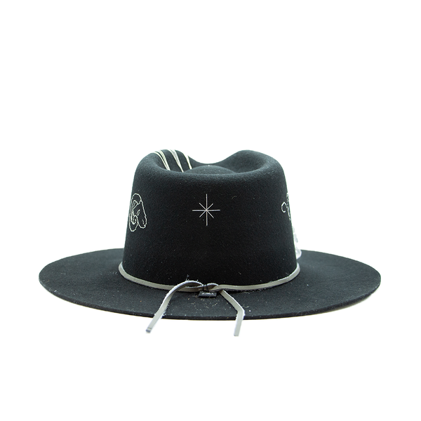 Tuluminati Hats | ARIES | Sombrero Hecho A Mano Lana Plana Detalles Bordados Unicos Cuarzo Blanco Unisex Hombre Mujer Tulum Mexico Playa Pueblo Magico Moda Elegante Verano Fiesta Diseñador Cowboy Estilo Unico Edicion Limitada Artesanal Mexicana.