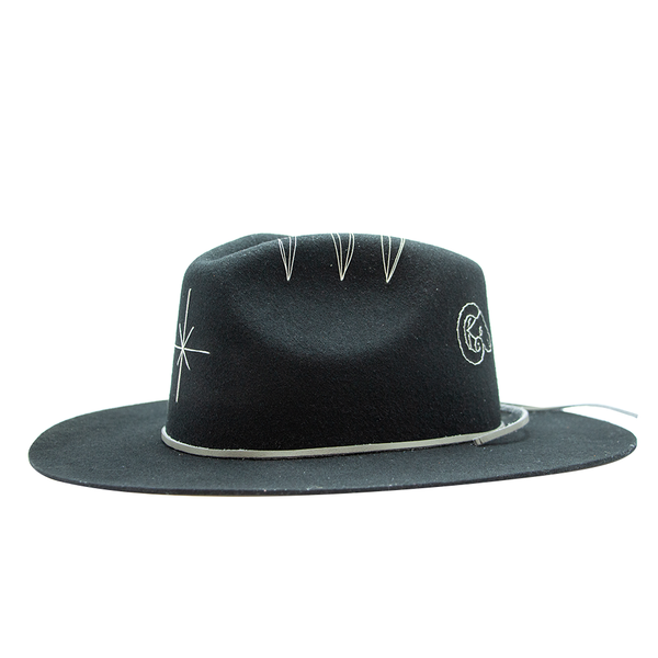 Tuluminati Hats | ARIES | Sombrero Hecho A Mano Lana Plana Detalles Bordados Unicos Cuarzo Blanco Unisex Hombre Mujer Tulum Mexico Playa Pueblo Magico Moda Elegante Verano Fiesta Diseñador Cowboy Estilo Unico Edicion Limitada Artesanal Mexicana.