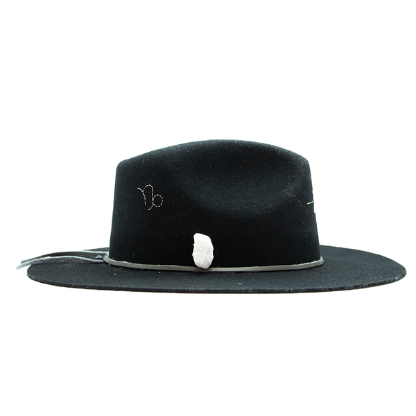 Tuluminati Hats | CAPRICORNIO | Sombrero Hecho A Mano Lana Plana Detalles Bordados Unicos Cuarzo Blanco Metalicos Gamuza Unisex Hombre Mujer Tulum Mexico Playa Pueblo Magico Moda Elegante Verano Fiesta Diseñador Cowboy Estilo Unico Edicion Limitada Outfit Artesanal Mexicana Bohemio Alta Calidad.