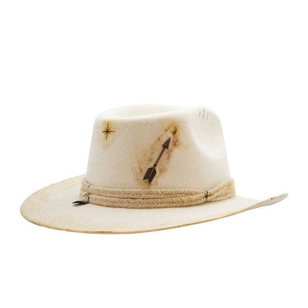 Tuluminati Hats | AMADIS II | Sombrero Hecho A Mano Tira Trenzada de Yute Detalles Bordados Metalicos Plumas Unisex Hombre Mujer Tulum Mexico Playa Pueblo Magico Moda Elegante Verano Fiesta Diseñador Cowboy Estilo Unico Edicion Limitada Artesanal Mexicana.