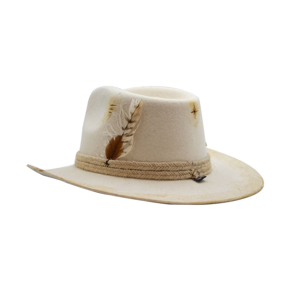 Tuluminati Hats | AMADIS II | Sombrero Hecho A Mano Tira Trenzada de Yute Detalles Bordados Metalicos Plumas Unisex Hombre Mujer Tulum Mexico Playa Pueblo Magico Moda Elegante Verano Fiesta Diseñador Cowboy Estilo Unico Edicion Limitada Artesanal Mexicana.