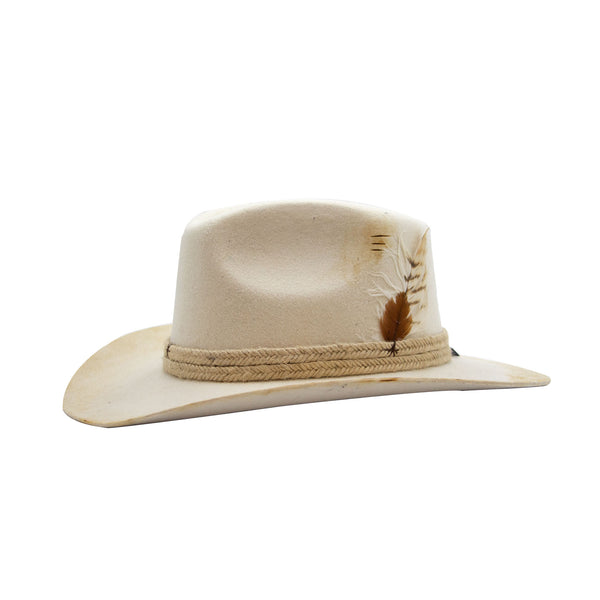 Tuluminati Hats | AMADIS II | Sombrero Hecho A Mano Tira Trenzada de Yute Detalles Bordados Metalicos Plumas Unisex Hombre Mujer Tulum Mexico Playa Pueblo Magico Moda Elegante Verano Fiesta Diseñador Cowboy Estilo Unico Edicion Limitada Artesanal Mexicana.