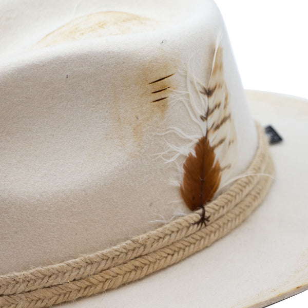 Tuluminati Hats | AMADIS II | Sombrero Hecho A Mano Tira Trenzada de Yute Detalles Bordados Metalicos Plumas Unisex Hombre Mujer Tulum Mexico Playa Pueblo Magico Moda Elegante Verano Fiesta Diseñador Cowboy Estilo Unico Edicion Limitada Artesanal Mexicana.