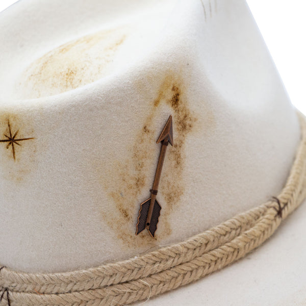 Tuluminati Hats | AMADIS II | Sombrero Hecho A Mano Tira Trenzada de Yute Detalles Bordados Metalicos Plumas Unisex Hombre Mujer Tulum Mexico Playa Pueblo Magico Moda Elegante Verano Fiesta Diseñador Cowboy Estilo Unico Edicion Limitada Artesanal Mexicana.