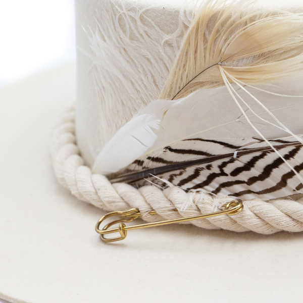 Tuluminati Hats | CHIKIN II | Sombrero Hecho A Mano Lana Blanco con Cuerda Algodon Toques Bordados Plumas Blancas Pavo Real Avestruz Ganso Faisan Plateado Pin Dorado Detalles Bordados Chaquira Huichol Unisex Hombre Mujer Tulum Mexico Playa Pueblo Magico Moda Elegante Verano Fiesta Diseñador Cowboy Estilo Unico Edicion Limitada Outfit Artesanal Mexicana Bohemio Alta Calidad.