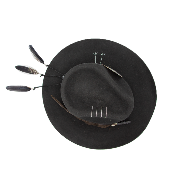 Tuluminati Hats | CAZARIN | Sombrero Hecho A Mano Lana Aplicacion Naipe Quemado Detalles Bordados UnicosCola Decorada Plumas Unisex Hombre Mujer Tulum Mexico Playa Pueblo Magico Moda Elegante Verano Fiesta Diseñador Cowboy Estilo Unico Edicion Limitada Outfit Artesanal Mexicana Bohemio Alta Calidad.