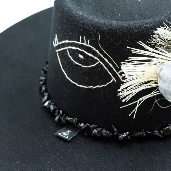 Tuluminati Hats | AMANKAYA II | Sombrero Hecho A Mano Lana Collares Hilo Cuarzo Detalles Bordados Plumas Pavo Real Unisex Hombre Mujer Tulum Mexico Playa Pueblo Magico Moda Elegante Verano Fiesta Diseñador Cowboy Estilo Unico Edicion Limitada Artesanal Mexicana.
