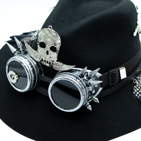 Tuluminati Hats | BURNING MAN | Sombrero Hecho A Mano Lana Googles Plumas Faisan Avestruz Aplicacion Buhos Color Oro Plata Pines Cadena Detalles Bordados Gamuza Unisex Hombre Mujer Tulum Mexico Playa Pueblo Magico Moda Elegante Verano Fiesta Diseñador Cowboy Estilo Unico Edicion Limitada Outfit Artesanal Mexicana Bohemio Alta Calidad.