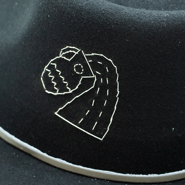 Tuluminati Hats ACUARIO Sombrero Hecho A Mano Lana Plana Detalles Bordados Metalicos Gamuza Cuarzo Blanco Unisex Hombre Mujer Tulum Mexico Playa Pueblo Magico Moda Elegante Verano Fiesta Diseñador Cowboy Estilo Unico Edicion Limitada Artesanal Mexicana.