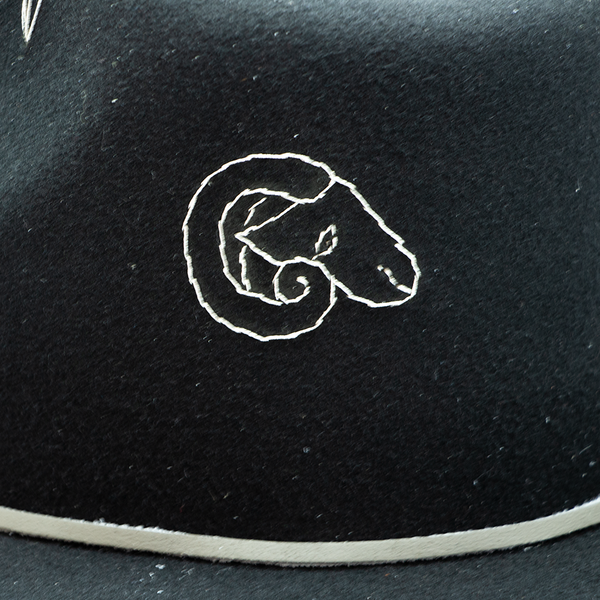 Tuluminati Hats | ARIES | Sombrero Hecho A Mano Lana Plana Detalles Bordados Unicos Cuarzo Blanco Unisex Hombre Mujer Tulum Mexico Playa Pueblo Magico Moda Elegante Verano Fiesta Diseñador Cowboy Estilo Unico Edicion Limitada Artesanal Mexicana.