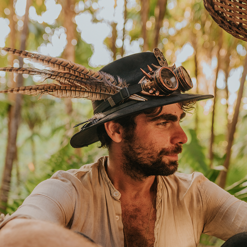 Tuluminati Hats | BURNING MAN | Sombrero Hecho A Mano Lana Googles Plumas Faisan Avestruz Aplicacion Buhos Color Oro Plata Cadena Plumas Negras Detalles Bordados Unisex Hombre Mujer Tulum Mexico Playa Pueblo Magico Moda Elegante Verano Fiesta Diseñador Cowboy Estilo Unico Edicion Limitada Outfit Artesanal Mexicana Bohemio Alta Calidad.