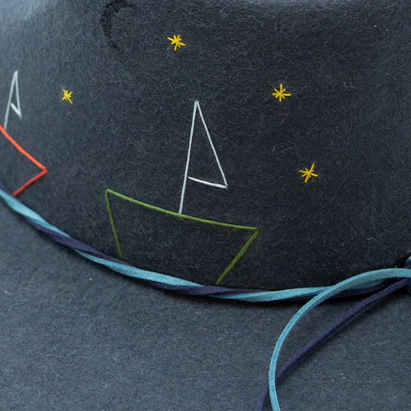 Tuluminati Hats | BARCO | Sombrero Hecho A Mano Lana Plana Detalles Bordados Gamuza Unisex Hombre Mujer Tulum Mexico Playa Pueblo Magico Moda Elegante Verano Fiesta Diseñador Cowboy Estilo Unico Edicion Limitada Artesanal Mexicana.