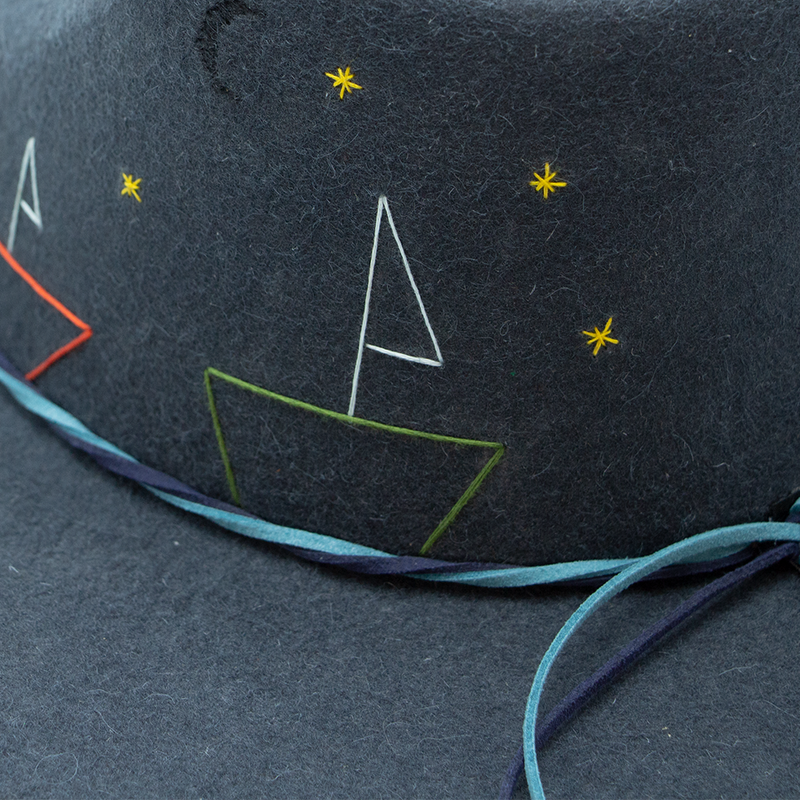 Tuluminati Hats | BARCO | Sombrero Hecho A Mano Lana Plana Detalles Bordados Gamuza Unisex Hombre Mujer Tulum Mexico Playa Pueblo Magico Moda Elegante Verano Fiesta Diseñador Cowboy Estilo Unico Edicion Limitada Artesanal Mexicana.