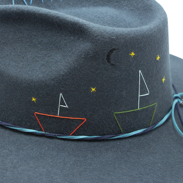 Tuluminati Hats | BARCO | Sombrero Hecho A Mano Lana Plana Detalles Bordados Gamuza Unisex Hombre Mujer Tulum Mexico Playa Pueblo Magico Moda Elegante Verano Fiesta Diseñador Cowboy Estilo Unico Edicion Limitada Artesanal Mexicana.
