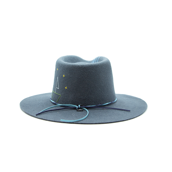 Tuluminati Hats | BARCO | Sombrero Hecho A Mano Lana Plana Detalles Bordados Gamuza Unisex Hombre Mujer Tulum Mexico Playa Pueblo Magico Moda Elegante Verano Fiesta Diseñador Cowboy Estilo Unico Edicion Limitada Artesanal Mexicana.