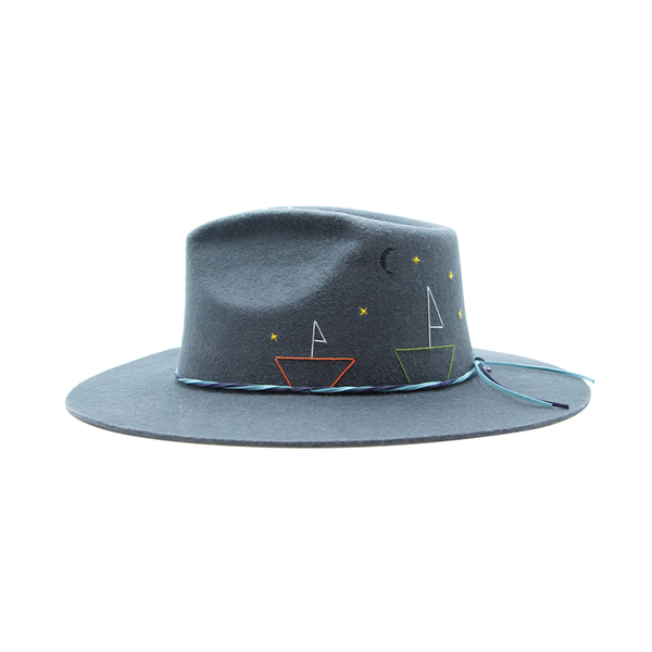Tuluminati Hats | BARCO | Sombrero Hecho A Mano Lana Plana Detalles Bordados Gamuza Unisex Hombre Mujer Tulum Mexico Playa Pueblo Magico Moda Elegante Verano Fiesta Diseñador Cowboy Estilo Unico Edicion Limitada Artesanal Mexicana.