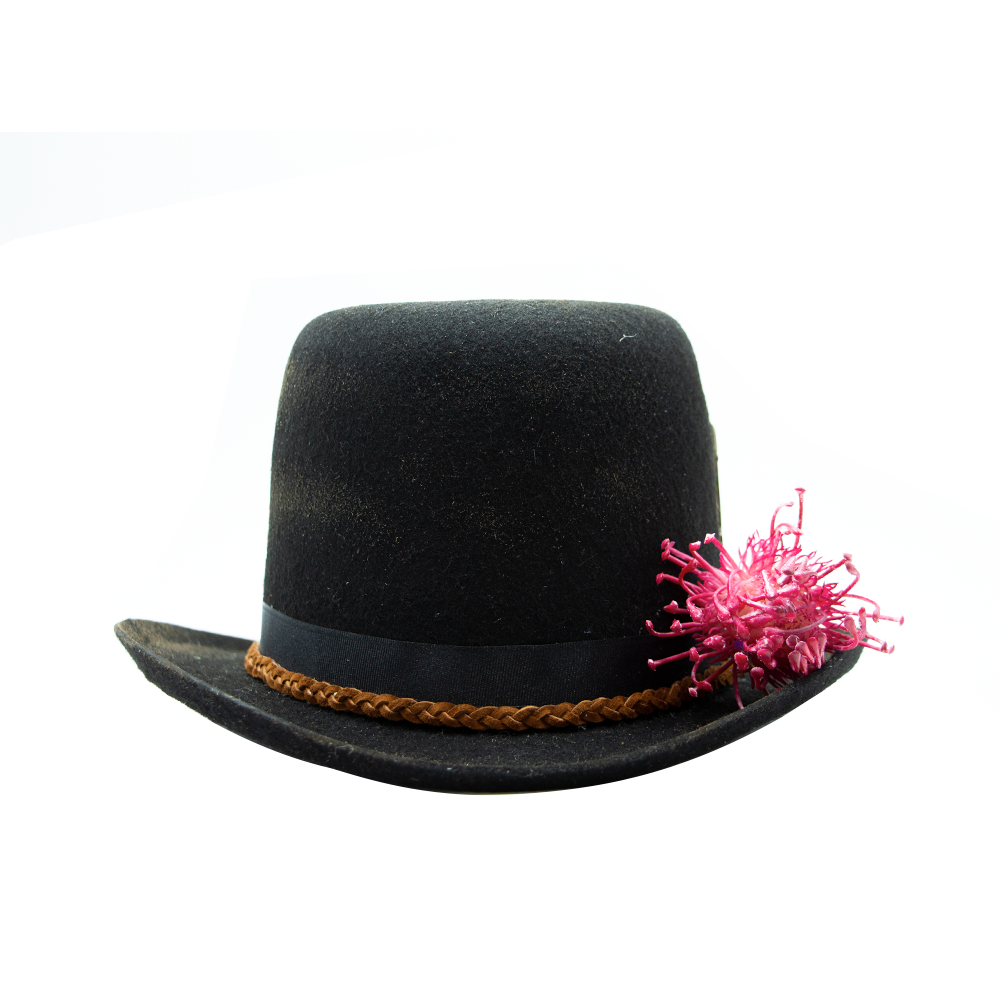 Tuluminati Hats | BOMBÍN FLOR | Sombrero Hecho A Mano Tipo Bombin Lana Detalles Quemados Flor Sintetica Trenza Gamuza Flecha Metalica Bordados Unisex Hombre Mujer Tulum Mexico Playa Pueblo Magico Moda Elegante Verano Fiesta Diseñador Cowboy Estilo Unico Edicion Limitada Artesanal Mexicana Bohemio.