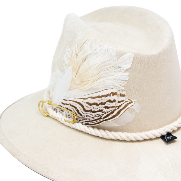 Tuluminati Hats | CHIKIN | Sombrero Hecho A Mano Lana Blanco Cuerda Algodon Toques Bordados Plumas Blancas Pavo Real Avestruz Ganso Faisan Plateado Pin Dorado Detalles Bordados Unisex Hombre Mujer Tulum Mexico Playa Pueblo Magico Moda Elegante Verano Fiesta Diseñador Cowboy Estilo Unico Edicion Limitada Outfit Artesanal Mexicana Bohemio Alta Calidad.