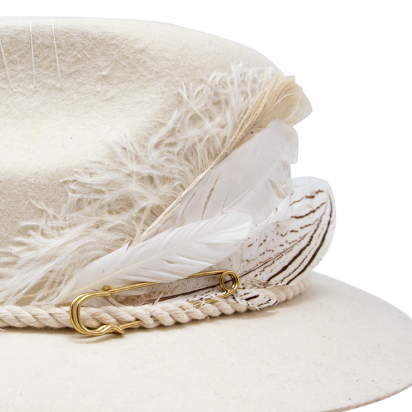 Tuluminati Hats | CHIKIN | Sombrero Hecho A Mano Lana Blanco Cuerda Algodon Toques Bordados Plumas Blancas Pavo Real Avestruz Ganso Faisan Plateado Pin Dorado Detalles Bordados Unisex Hombre Mujer Tulum Mexico Playa Pueblo Magico Moda Elegante Verano Fiesta Diseñador Cowboy Estilo Unico Edicion Limitada Outfit Artesanal Mexicana Bohemio Alta Calidad.