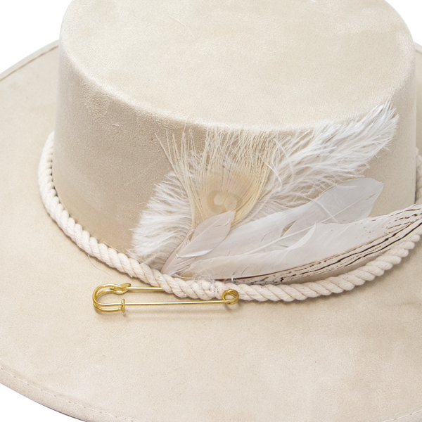  Tuluminati Hats | CHIKIN II | Sombrero Hecho A Mano Lana Blanco con Cuerda Algodon Toques Bordados Plumas Blancas Pavo Real Avestruz Ganso Faisan Plateado Pin Dorado Detalles Bordados Chaquira Huichol Unisex Hombre Mujer Tulum Mexico Playa Pueblo Magico Moda Elegante Verano Fiesta Diseñador Cowboy Estilo Unico Edicion Limitada Outfit Artesanal Mexicana Bohemio Alta Calidad.