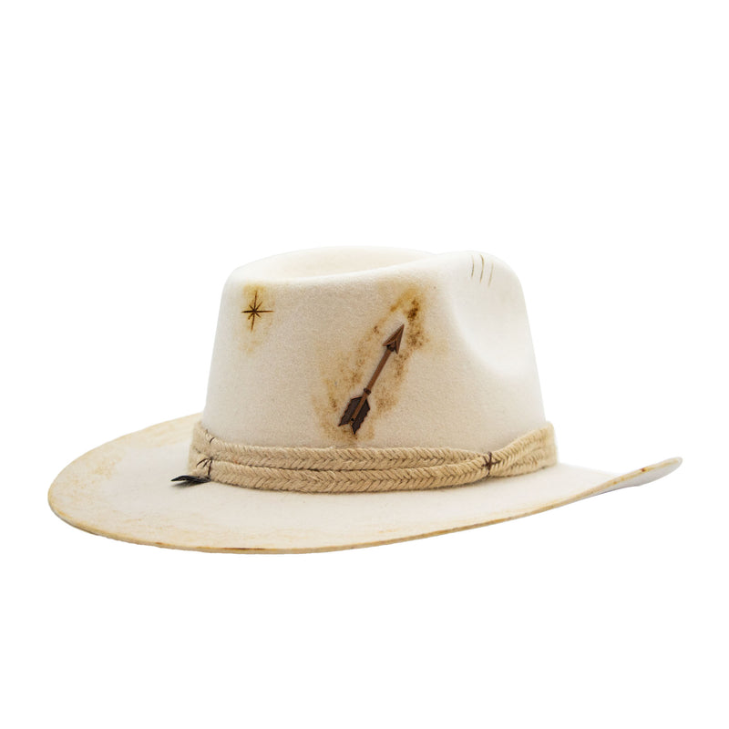 Tuluminati Hats | AMADIS II | Sombrero Hecho A Mano Tira Trenzada de Yute Detalles Bordados Metalicos Plumas Unisex Hombre Mujer Tulum Mexico Playa Pueblo Magico Moda Elegante Verano Fiesta Diseñador Cowboy Estilo Unico Edicion Limitada Artesanal Mexicana.