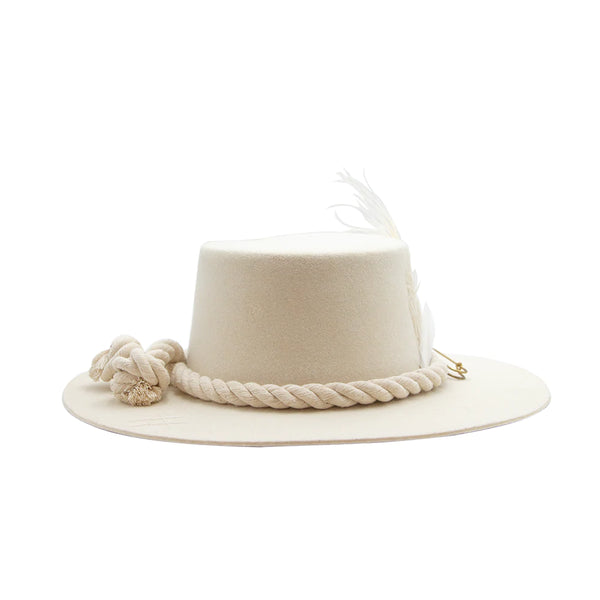 Tuluminati Hats | CHIKIN II | Sombrero Hecho A Mano Lana Blanco con Cuerda Algodon Toques Bordados Plumas Blancas Pavo Real Avestruz Ganso Faisan Plateado Pin Dorado Detalles Unisex Hombre Mujer Tulum Mexico Playa Pueblo Magico Moda Elegante Verano Fiesta Diseñador Cowboy Estilo Unico Edicion Limitada Outfit Artesanal Mexicana Bohemio Alta Calidad.