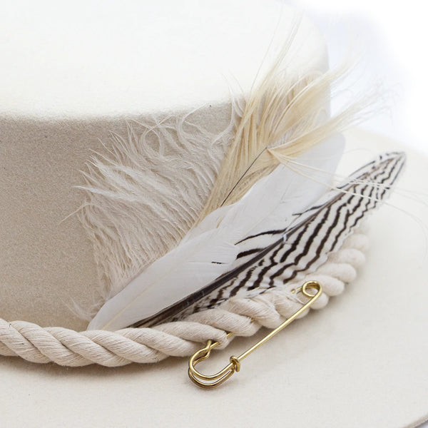 Tuluminati Hats | CHIKIN II | Sombrero Hecho A Mano Lana Blanco con Cuerda Algodon Toques Bordados Plumas Blancas Pavo Real Avestruz Ganso Faisan Plateado Pin Dorado Detalles Unisex Hombre Mujer Tulum Mexico Playa Pueblo Magico Moda Elegante Verano Fiesta Diseñador Cowboy Estilo Unico Edicion Limitada Outfit Artesanal Mexicana Bohemio Alta Calidad.