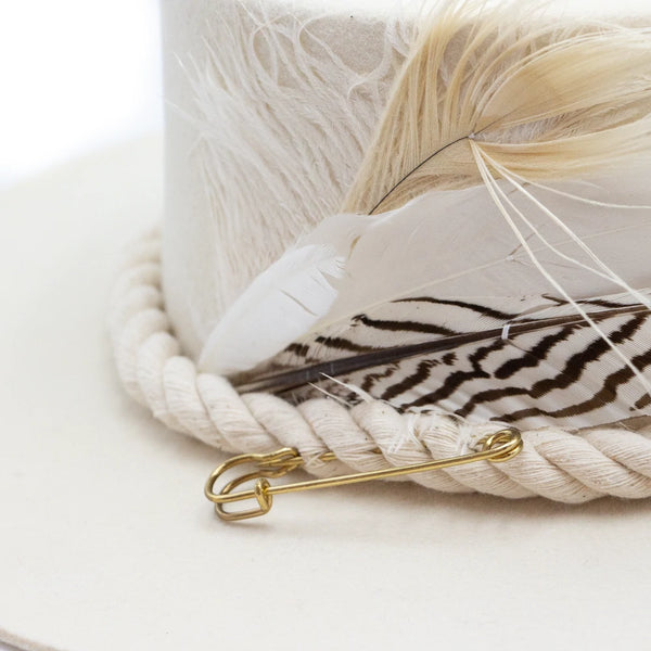 Tuluminati Hats | CHIKIN II | Sombrero Hecho A Mano Lana Blanco con Cuerda Algodon Toques Bordados Plumas Blancas Pavo Real Avestruz Ganso Faisan Plateado Pin Dorado Detalles Unisex Hombre Mujer Tulum Mexico Playa Pueblo Magico Moda Elegante Verano Fiesta Diseñador Cowboy Estilo Unico Edicion Limitada Outfit Artesanal Mexicana Bohemio Alta Calidad.