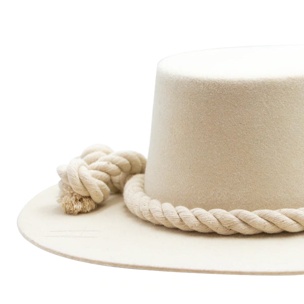 Tuluminati Hats | CHIKIN II | Sombrero Hecho A Mano Lana Blanco con Cuerda Algodon Toques Bordados Plumas Blancas Pavo Real Avestruz Ganso Faisan Plateado Pin Dorado Detalles Unisex Hombre Mujer Tulum Mexico Playa Pueblo Magico Moda Elegante Verano Fiesta Diseñador Cowboy Estilo Unico Edicion Limitada Outfit Artesanal Mexicana Bohemio Alta Calidad.