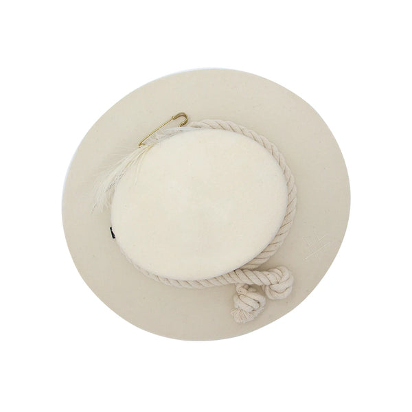 Tuluminati Hats | CHIKIN II | Sombrero Hecho A Mano Lana Blanco con Cuerda Algodon Toques Bordados Plumas Blancas Pavo Real Avestruz Ganso Faisan Plateado Pin Dorado Detalles Unisex Hombre Mujer Tulum Mexico Playa Pueblo Magico Moda Elegante Verano Fiesta Diseñador Cowboy Estilo Unico Edicion Limitada Outfit Artesanal Mexicana Bohemio Alta Calidad.