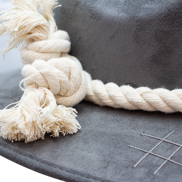 Tuluminati Hats | CHIKIN | Sombrero Hecho A Mano Lana Blanco Cuerda Algodon Toques Bordados Plumas Blancas Pavo Real Avestruz Ganso Faisan Plateado Pin Dorado Detalles Bordados Unisex Hombre Mujer Tulum Mexico Playa Pueblo Magico Moda Elegante Verano Fiesta Diseñador Cowboy Estilo Unico Edicion Limitada Outfit Artesanal Mexicana Bohemio Alta Calidad.