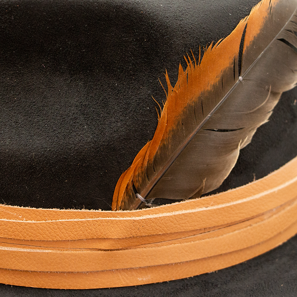Tuluminati Hats AHAU Sombrero de Gamuza Hecho a Mano Unisex Pluma al Costado Piel Hombre Mujer Tulum Mexico Playa Pueblo Magico Moda Elegante Verano Fiesta Diseñador Cowboy Estilo Unico Edicion Limitada Artesanal Mexicana.
