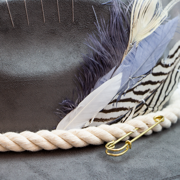 Tuluminati Hats | CHIKIN | Sombrero Hecho A Mano Lana Blanco Cuerda Algodon Toques Bordados Plumas Blancas Pavo Real Avestruz Ganso Faisan Plateado Pin Dorado Detalles Bordados Unisex Hombre Mujer Tulum Mexico Playa Pueblo Magico Moda Elegante Verano Fiesta Diseñador Cowboy Estilo Unico Edicion Limitada Outfit Artesanal Mexicana Bohemio Alta Calidad.