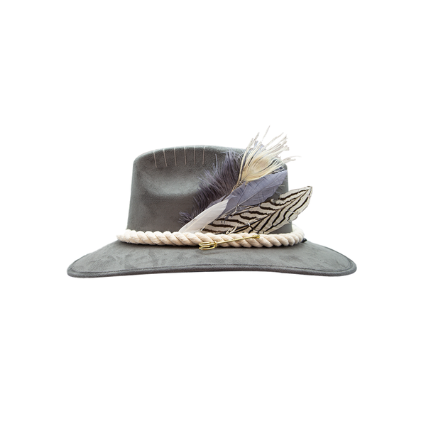 Tuluminati Hats | CHIKIN | Sombrero Hecho A Mano Lana Blanco Cuerda Algodon Toques Bordados Plumas Blancas Pavo Real Avestruz Ganso Faisan Plateado Pin Dorado Detalles Bordados Unisex Hombre Mujer Tulum Mexico Playa Pueblo Magico Moda Elegante Verano Fiesta Diseñador Cowboy Estilo Unico Edicion Limitada Outfit Artesanal Mexicana Bohemio Alta Calidad.
