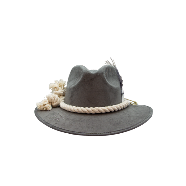 Tuluminati Hats | CHIKIN | Sombrero Hecho A Mano Lana Blanco Cuerda Algodon Toques Bordados Plumas Blancas Pavo Real Avestruz Ganso Faisan Plateado Pin Dorado Detalles Bordados Unisex Hombre Mujer Tulum Mexico Playa Pueblo Magico Moda Elegante Verano Fiesta Diseñador Cowboy Estilo Unico Edicion Limitada Outfit Artesanal Mexicana Bohemio Alta Calidad.