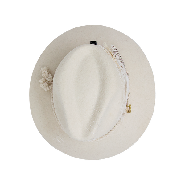 Tuluminati Hats | CHIKIN | Sombrero Hecho A Mano Lana Blanco Cuerda Algodon Toques Bordados Plumas Blancas Pavo Real Avestruz Ganso Faisan Plateado Pin Dorado Detalles Bordados Unisex Hombre Mujer Tulum Mexico Playa Pueblo Magico Moda Elegante Verano Fiesta Diseñador Cowboy Estilo Unico Edicion Limitada Outfit Artesanal Mexicana Bohemio Alta Calidad.
